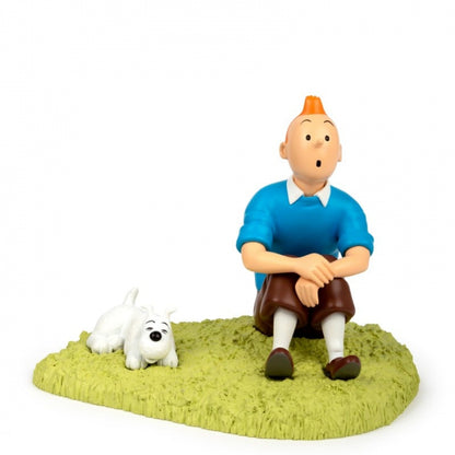 Tintin Collectible Figure - Tintin sitting on the grass (2023). Made by Moulinsart.