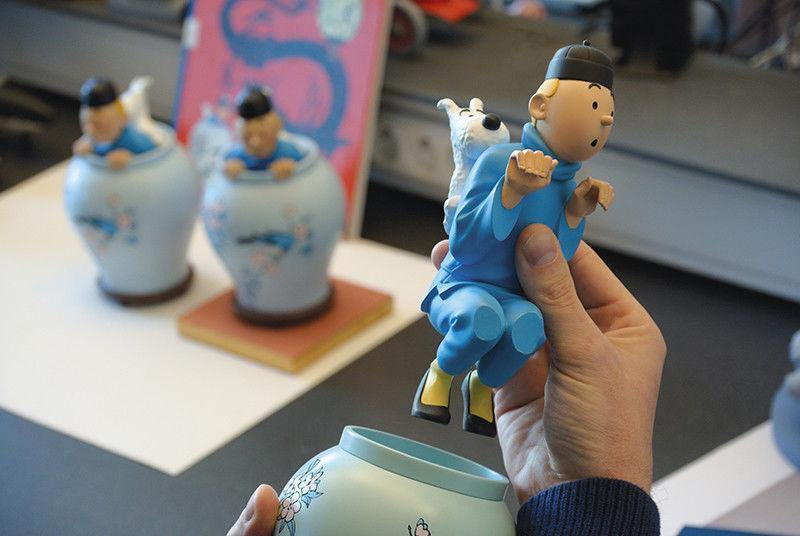 Tintin statue Chinese Vase Blue Lotus. From the Icons Collection-Official Tintin collectors item - Blue Lotus, Blue vase, Chinese, Chinese vase, collectors item, exceptional collecting, Kuifje, Moulinsart, Tim, Tintin, Vaas, Vase - Gadgetz Home