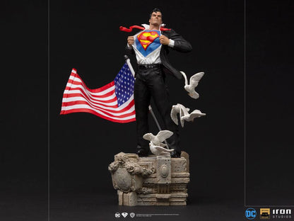 DC Comics Deluxe Art Scale Statue 1/10 Clark Kent 29 cm - clark kent, collectors item, dc, DC Comics, exceptional collecting, iron studios, Statue, Superman - Gadgetz Home